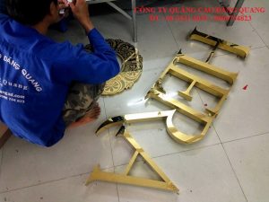 thi công bảng hiệu inox chữ nổi vàng gương