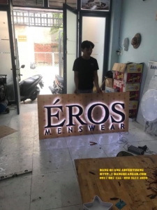 Thi công logo mica led eross